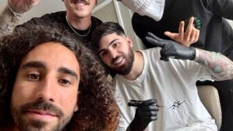 Cucurella cumple su promesa y se tat&uacute;a a De la Fuente tras ganar el Mundial