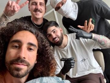 Cucurella cumple su promesa y se tat&uacute;a a De la Fuente tras ganar el Mundial