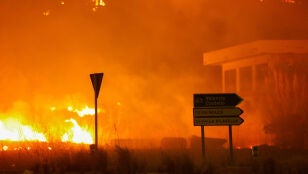 Las llamas, pr&oacute;ximas a La Vall d'Uix&oacute; (Castell&oacute;n), durante el grave incendio declarado en la zona