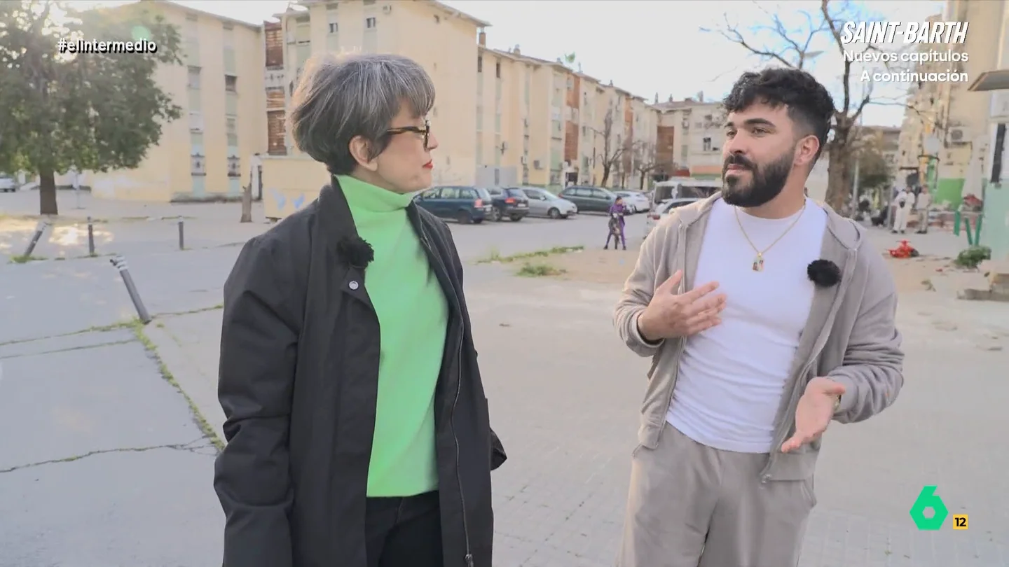 Manuel Jiménez recuerda su dura infancia en las 3.000 viviendas: "Es una lucha constante" Thais Villas charlaba con uno de los influencers más conocidos de este barrio de Sevilla. La reportera recorrió las 3.000 viviendas junto a él para conocerle más a fondo.