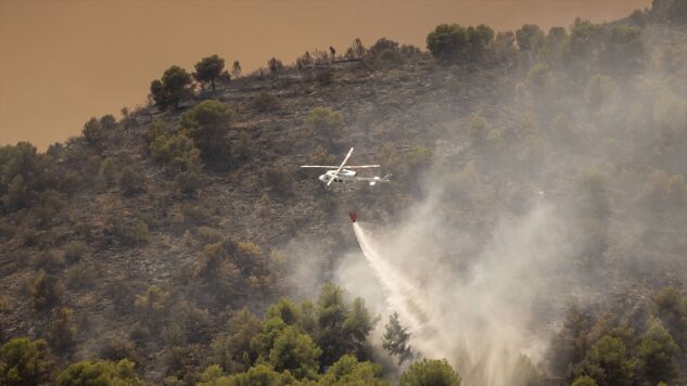 Un helic&oacute;ptero trabaja en las labores de extinci&oacute;n del incendio de Vall d'Uix&oacute; en Betx&iacute; (Castell&oacute;n)