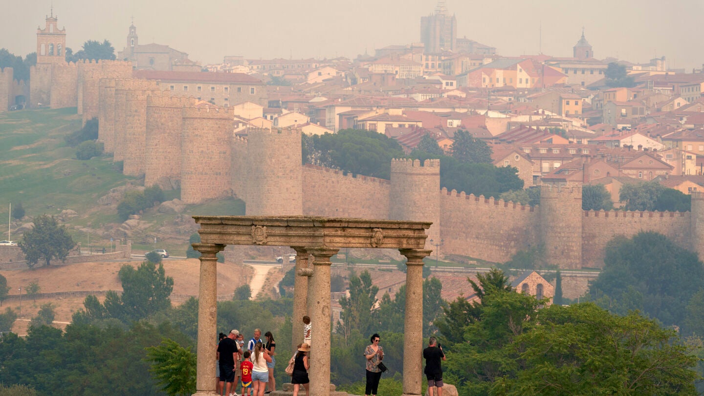 Vista de Ávila el lunes, con el humo de los incendios sobre la ciudad