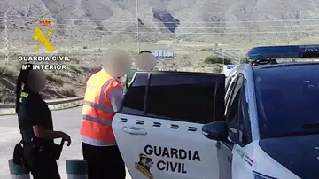 La Guardia Civil detiene a un empleado de la AP-7 por estafa en el cobro de peajes La Guardia Civil detiene a un empleado de la AP-7 por estafa en el cobro de peajes