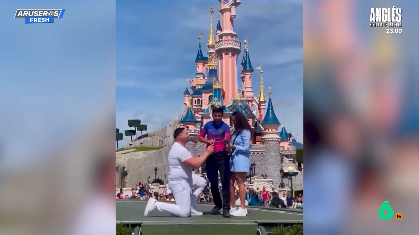Un empleado de Disneyland arruina la petición de matrimonio de una pareja Un empleado de Disneyland arruina la petición de matrimonio de una pareja