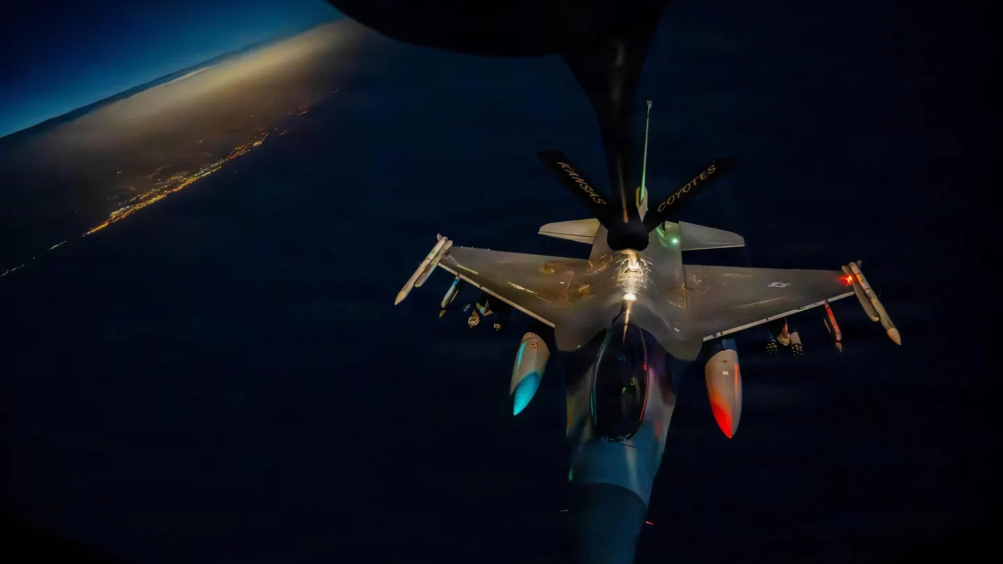 Imagen de archivo de un avión de la Fuerza Aérea de Estados Unidos aproximándose para repostar combustible Imagen de archivo de un avión de la Fuerza Aérea de Estados Unidos aproximándose para repostar combustible
