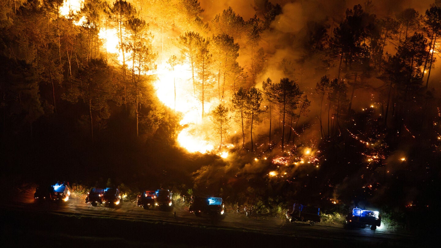 Vista a&eacute;rea de veh&iacute;culos de emergencia cerca de un incendio forestal en Lege-Cap-Ferret, en el departamento de Gironda