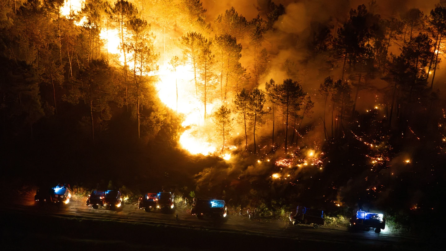 Vista aérea de vehículos de emergencia cerca de un incendio forestal en Lege-Cap-Ferret, en el departamento de Gironda Vista aérea de vehículos de emergencia cerca de un incendio forestal en Lege-Cap-Ferret, en el departamento de Gironda