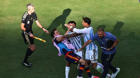 El argentino Leandro Paredes empuja al español Gavi y lo tira al suelo durante la final de la Copa Mundial de la FIFA 2026 entre España y Argentina, disputada en el New York New Jersey Stadium el 19 de julio de 2026 en East Rutherford, Estados Unidos. El argentino Leandro Paredes empuja al español Gavi y lo tira al suelo durante la final de la Copa Mundial de la FIFA 2026 entre España y Argentina, disputada en el New York New Jersey Stadium el 19 de julio de 2026 en East Rutherford, Estados Unidos.