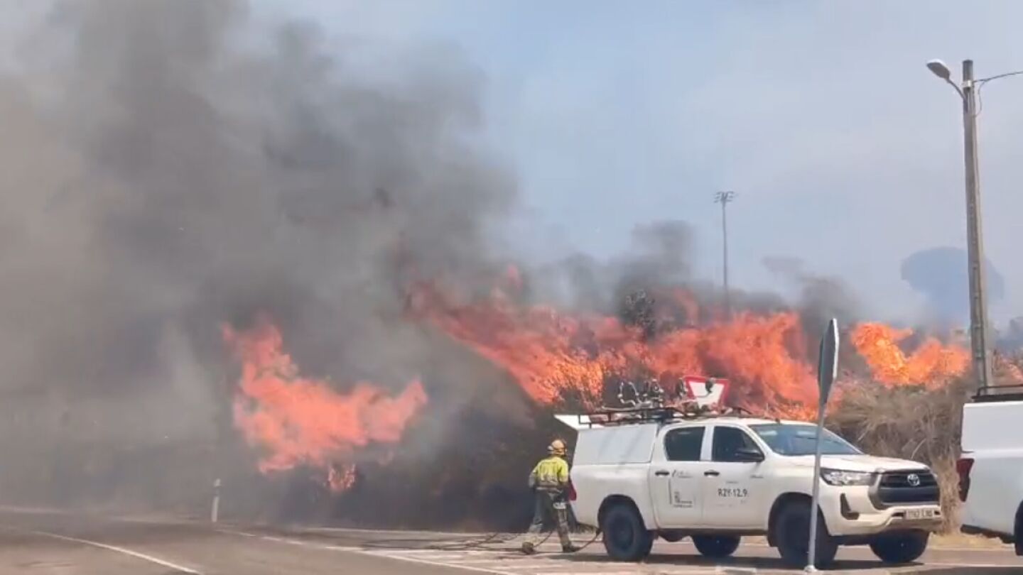 Los bomberos luchan contra las llamas en el incendio de Fermoselle (Zamora)