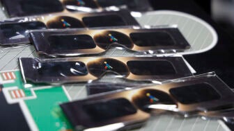 Gafas seguras para el eclipse del 12 de agosto, que reparten gratis el Ministerio de Ciencia, Innovaci&oacute;n y Universidades y el Grupo Social ONCE