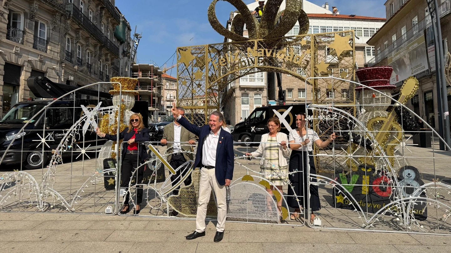 Abel Caballero, alcalde de Vigo, inicia la instalación de las luces de Navidad en pleno mes de julio Abel Caballero, alcalde de Vigo, inicia la instalación de las luces de Navidad en pleno mes de julio