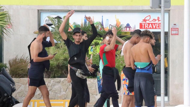M&aacute;s de 400 personas aguardan poder acceder al interior del Centro de Estancia Temporal de Inmigrantes de Ceuta