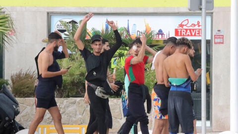 M&aacute;s de 400 personas aguardan poder acceder al interior del Centro de Estancia Temporal de Inmigrantes de Ceuta