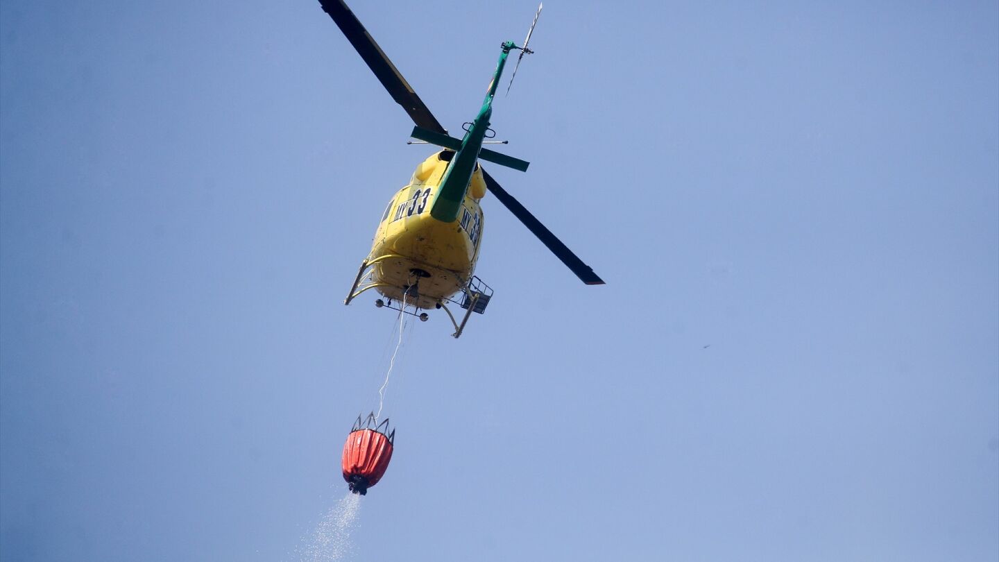 Un helic&oacute;ptero trabaja en las labores de extinci&oacute;n de un fuego