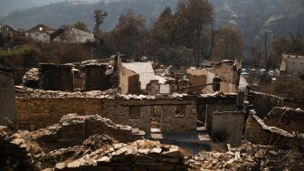 Imagen de archivo de una casa destruida tras el incendio en San Vicente de Leira.