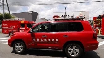 Veh&iacute;culos de bomberos se aproximan al edificio del centro comercial Aeon Mall Kumamoto, gravemente da&ntilde;ado, en Kashima