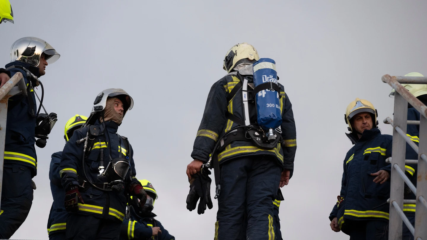 Bomberos griegos trabajando en la extinción de un incendio. Bomberos griegos trabajando en la extinción de un incendio.