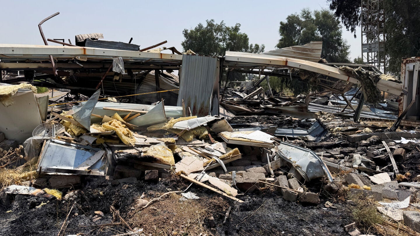 Da&ntilde;os en una instalaci&oacute;n de las Fuerzas de Movilizaci&oacute;n Popular de Irak tras los ataques a&eacute;reos por fuerzas estadounidenses y saud&iacute;es, en Bartella, provincia de N&iacute;nive, Irak