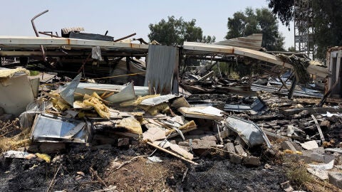 Da&ntilde;os en una instalaci&oacute;n de las Fuerzas de Movilizaci&oacute;n Popular de Irak tras los ataques a&eacute;reos por fuerzas estadounidenses y saud&iacute;es, en Bartella, provincia de N&iacute;nive, Irak