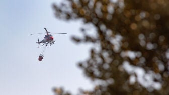 Un helic&oacute;ptero trabaja en las labores de extinci&oacute;n del incendio forestal de Burgohondo, a 28 de julio de 2026, en &Aacute;vila