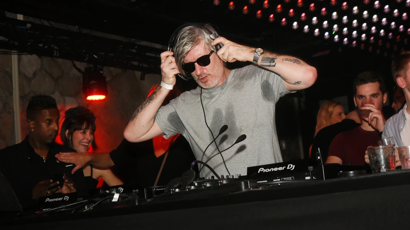 DJ Kavinsky, durante una fiesta en Le Faust, París, en 2019 DJ Kavinsky, durante una fiesta en Le Faust, París, en 2019