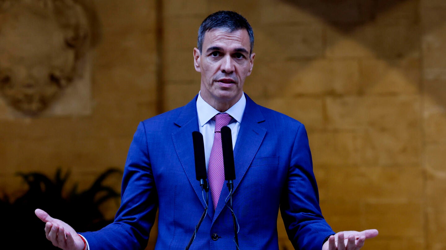El presidente del Gobierno, Pedro S&aacute;nchez, atiende a la prensa