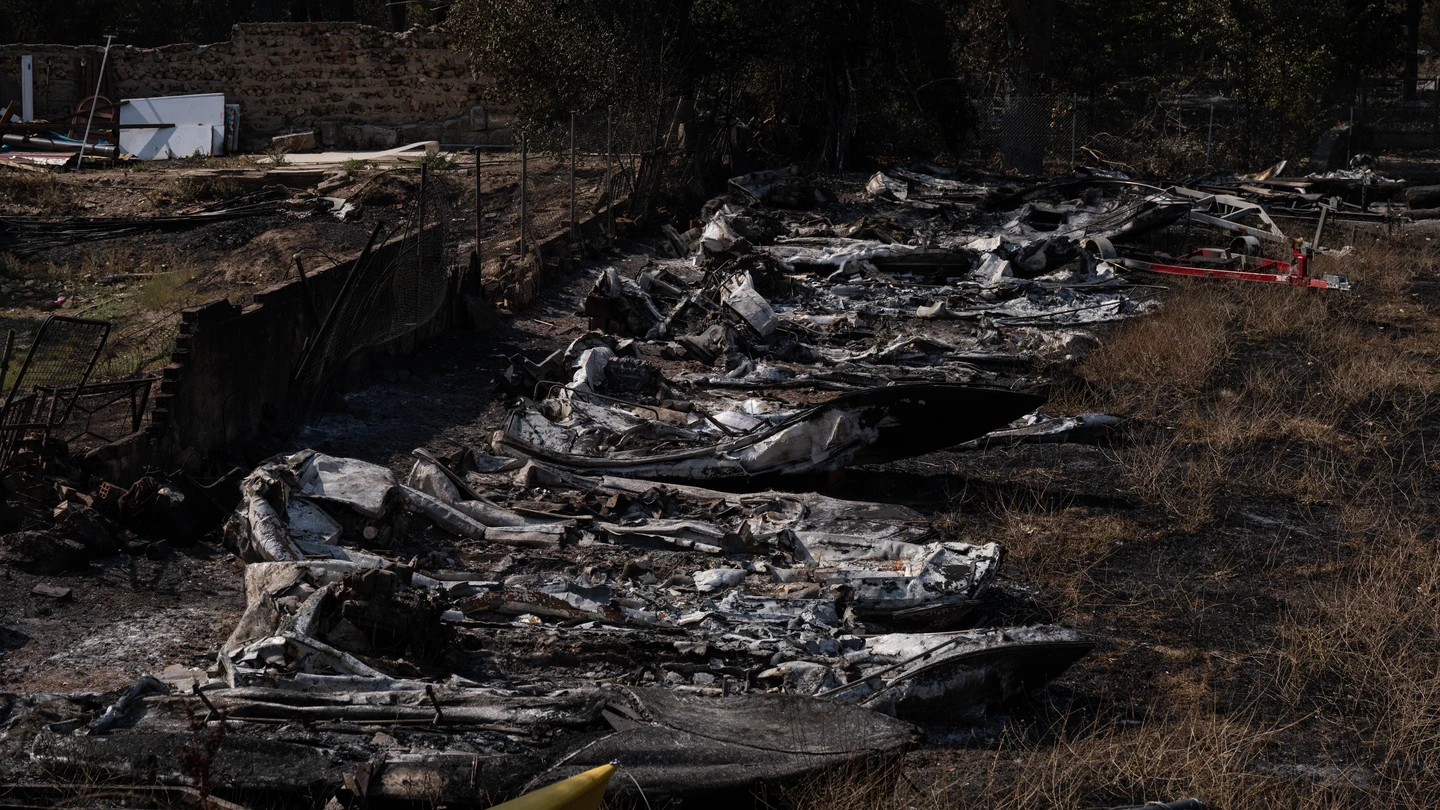 Embarcaciones calcinadas en los alrededores del Pantano de San Juan tras el paso del incendio forestal en la Sierra Oeste de Madrid, a 28 de julio de 2026, en Madrid (España). Embarcaciones calcinadas en los alrededores del Pantano de San Juan tras el paso del incendio forestal en la Sierra Oeste de Madrid, a 28 de julio de 2026, en Madrid (España).