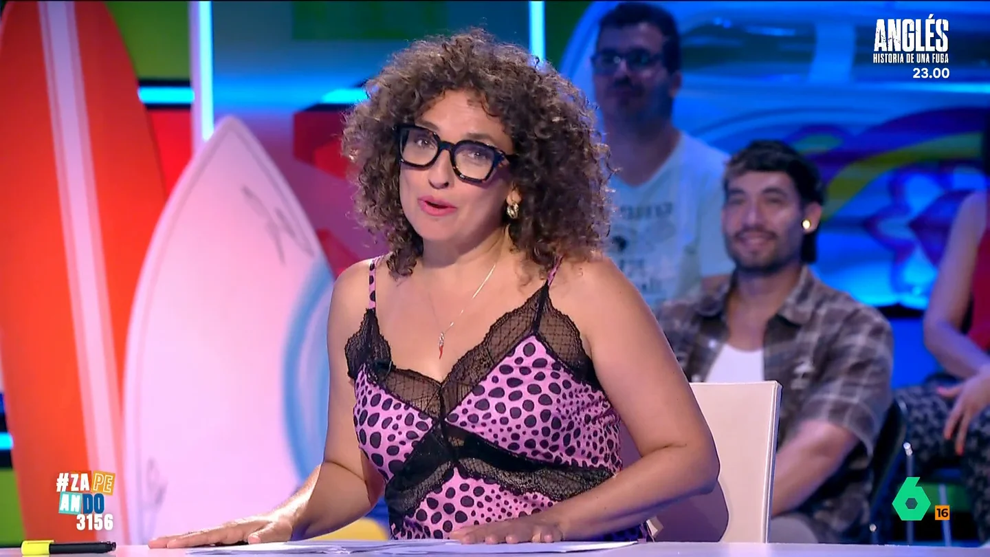 Virginia Riezu, al ver a unos jóvenes recorrer un río en unicornio hinchable: "Desayunaron churros con calimocho" Los chicos perdieron el último autobús para llegar hasta su pueblo y, por ese motivo, decidieron que la mejor manera para llegar era navegar por el río subidos en un flotador.