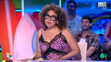 Virginia Riezu, al ver a unos jóvenes recorrer un río en unicornio hinchable: "Desayunaron churros con calimocho" Los chicos perdieron el último autobús para llegar hasta su pueblo y, por ese motivo, decidieron que la mejor manera para llegar era navegar por el río subidos en un flotador.