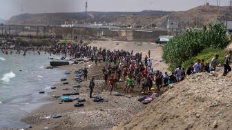 Migrantes cruzan a nado desde Marruecos hacia el enclave espa&ntilde;ol de Ceuta