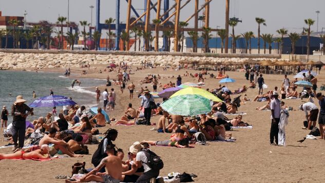 Ba&ntilde;istas en la playa de La Malagueta