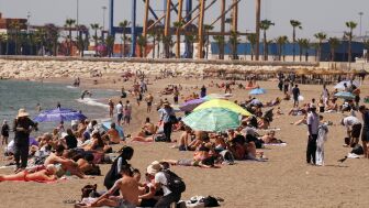 Ba&ntilde;istas en la playa de La Malagueta