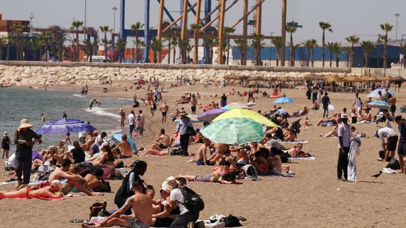 Ba&ntilde;istas en la playa de La Malagueta
