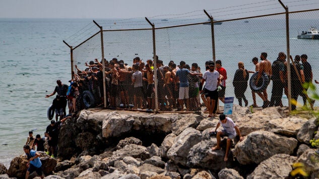 Empapados, agotados y al grito de "&iexcl;Gracias!": laSexta presencia la llegada descontrolada de migrantes a las costas de Ceuta.
