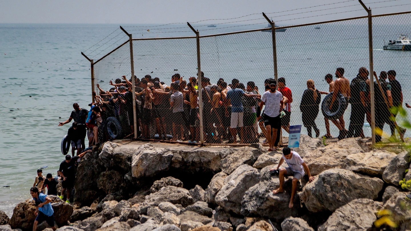 Empapados, agotados y al grito de "¡Gracias!": laSexta presencia la llegada descontrolada de migrantes a las costas de Ceuta. Empapados, agotados y al grito de "¡Gracias!": laSexta presencia la llegada descontrolada de migrantes a las costas de Ceuta.
