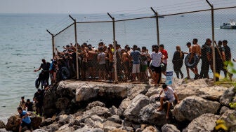 Empapados, agotados y al grito de "&iexcl;Gracias!": laSexta presencia la llegada descontrolada de migrantes a las costas de Ceuta.