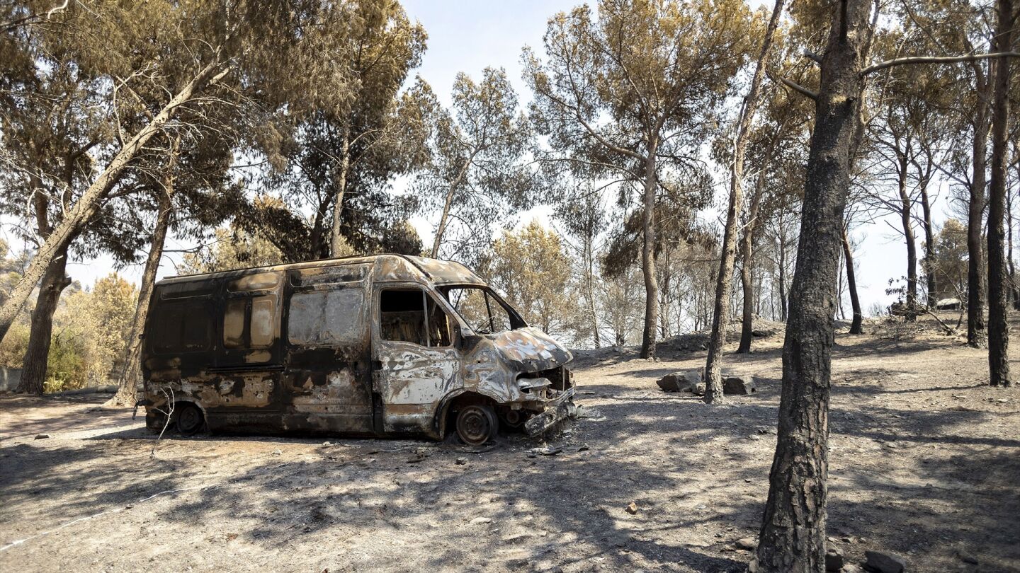 Una furgoneta calcinada en Vall d'Uix&oacute; (Castell&oacute;n)