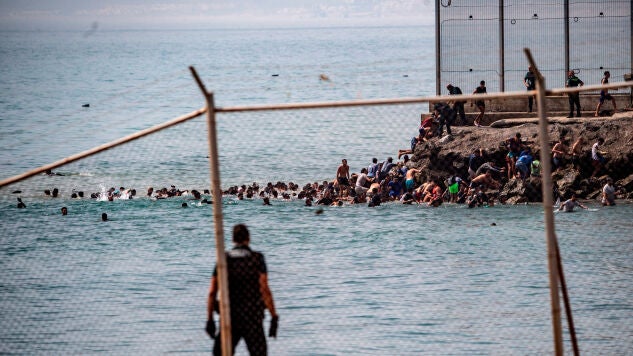 Migrantes cruzan a nado desde Marruecos hacia el enclave espa&ntilde;ol de Ceuta