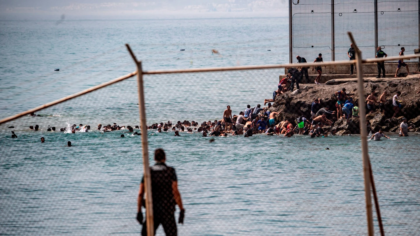 Migrantes cruzan a nado desde Marruecos hacia el enclave español de Ceuta Migrantes cruzan a nado desde Marruecos hacia el enclave español de Ceuta