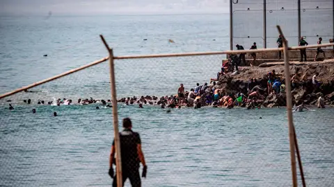 Migrantes cruzan a nado desde Marruecos hacia el enclave español de Ceuta Migrantes cruzan a nado desde Marruecos hacia el enclave español de Ceuta