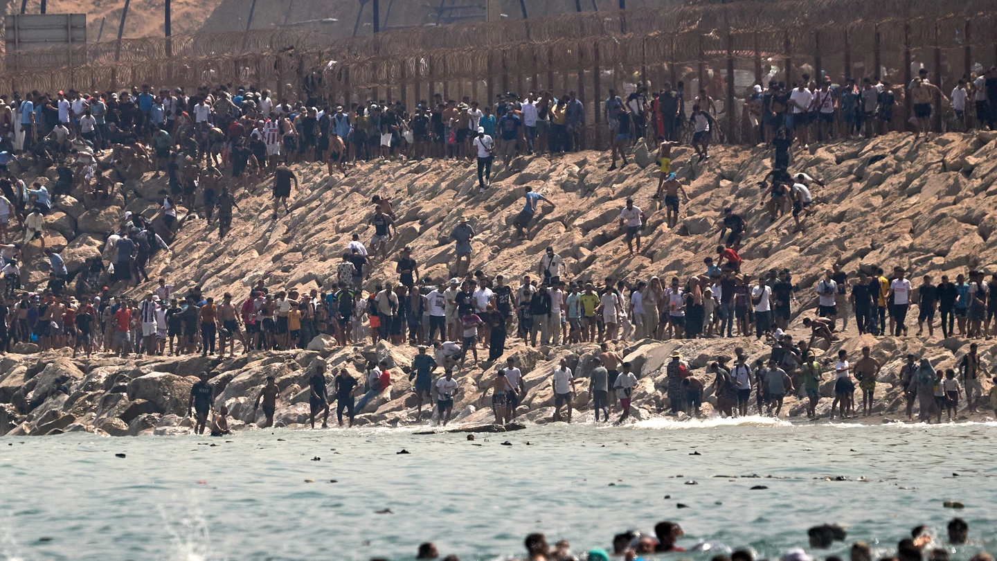 Migrantes cruzan a nado desde Marruecos hacia el enclave español de Ceuta Migrantes cruzan a nado desde Marruecos hacia el enclave español de Ceuta