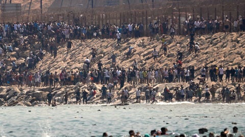 Migrantes cruzan a nado desde Marruecos hacia el enclave espa&ntilde;ol de Ceuta