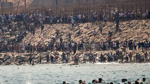 Migrantes cruzan a nado desde Marruecos hacia el enclave español de Ceuta Migrantes cruzan a nado desde Marruecos hacia el enclave español de Ceuta