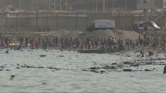 El drama de quienes se juegan la vida llegando a nado a Ceuta: "En la valla hab&iacute;a mucha gente aplast&aacute;ndose"