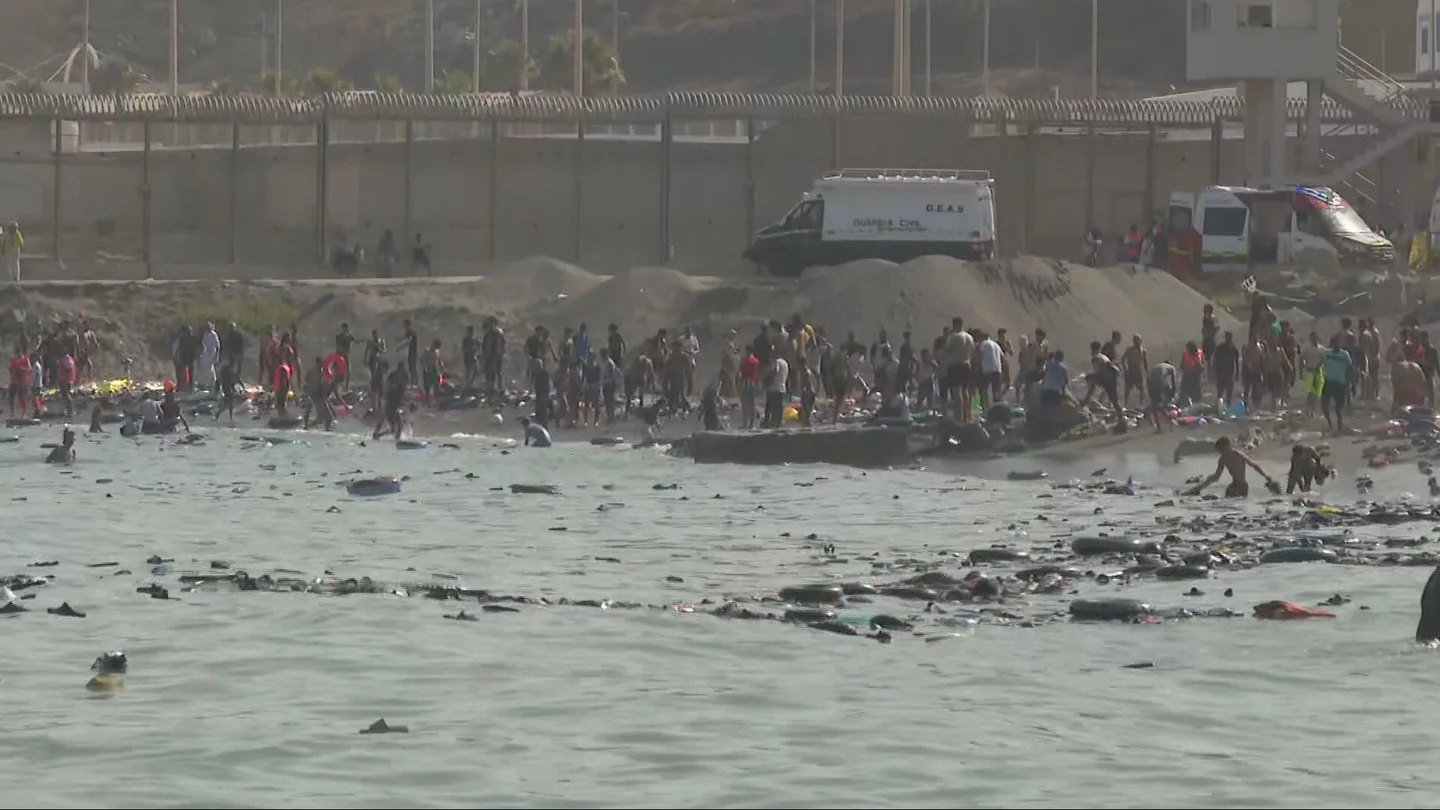 El drama de quienes se juegan la vida llegando a nado a Ceuta: "En la valla había mucha gente aplastándose" El drama de quienes se juegan la vida llegando a nado a Ceuta: "En la valla había mucha gente aplastándose"