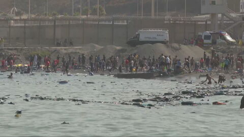 El drama de quienes se juegan la vida llegando a nado a Ceuta: "En la valla hab&iacute;a mucha gente aplast&aacute;ndose"