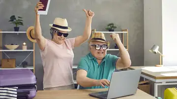 Pareja comprando viaje en oferta Pareja comprando viaje en oferta