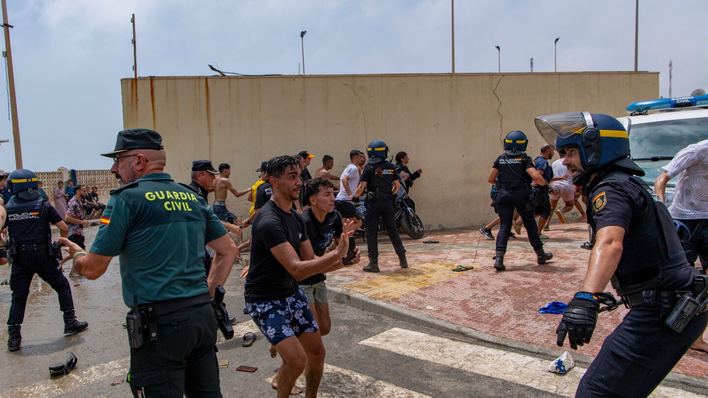 Migrantes cruzan a nado desde Marruecos hacia el enclave espa&ntilde;ol de Ceuta