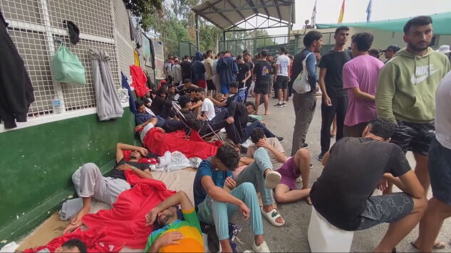 Decenas de migrantes descansan en las calles de Ceuta