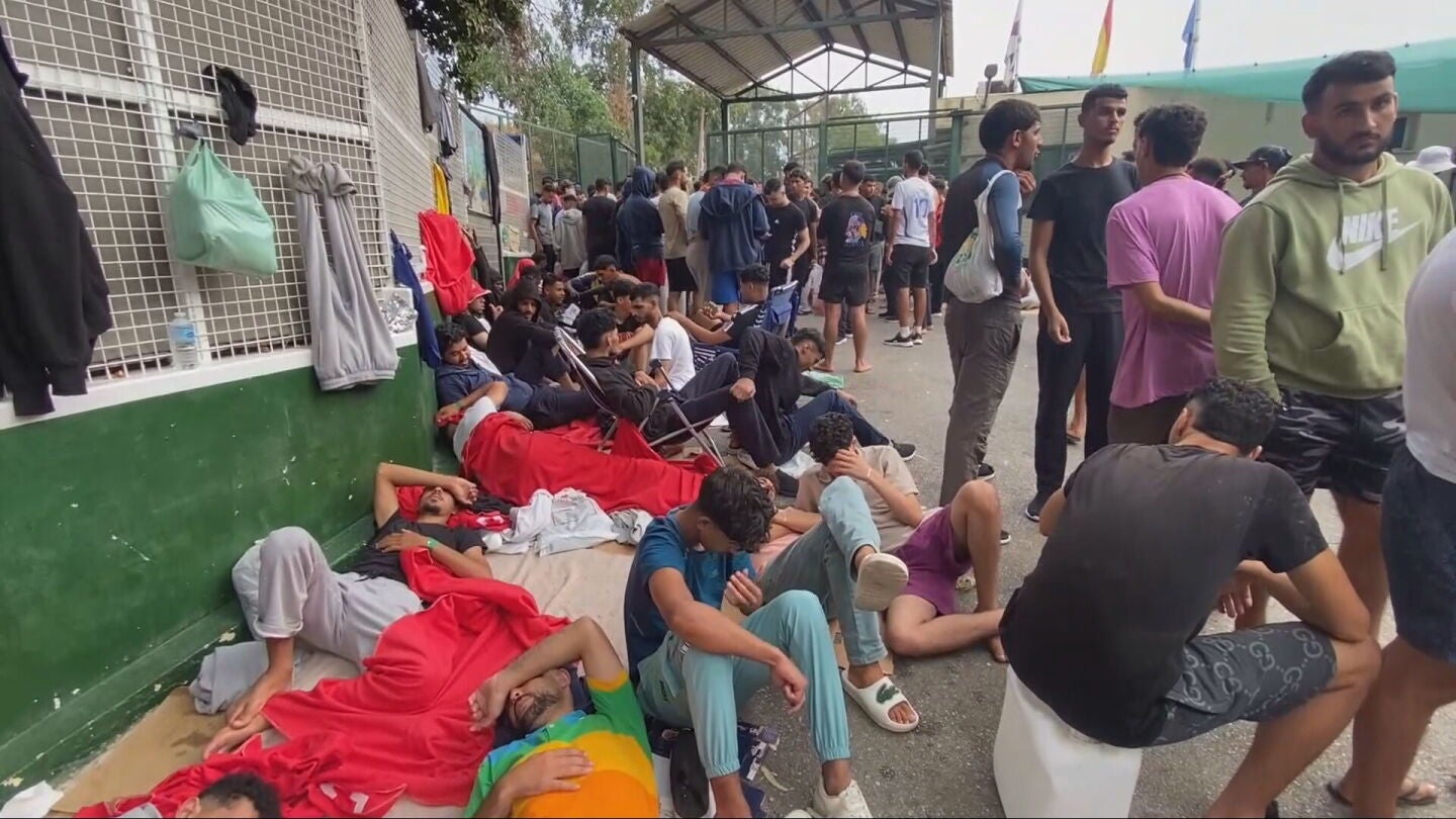 Decenas de migrantes descansan en las calles de Ceuta